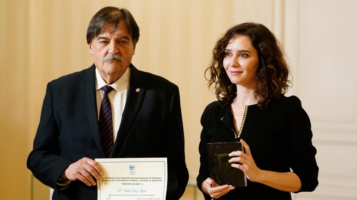 Díaz Ayuso recibe el premio Pupitre de oro por su labor de protección de la enseñanza y la familia como valores fundamentales