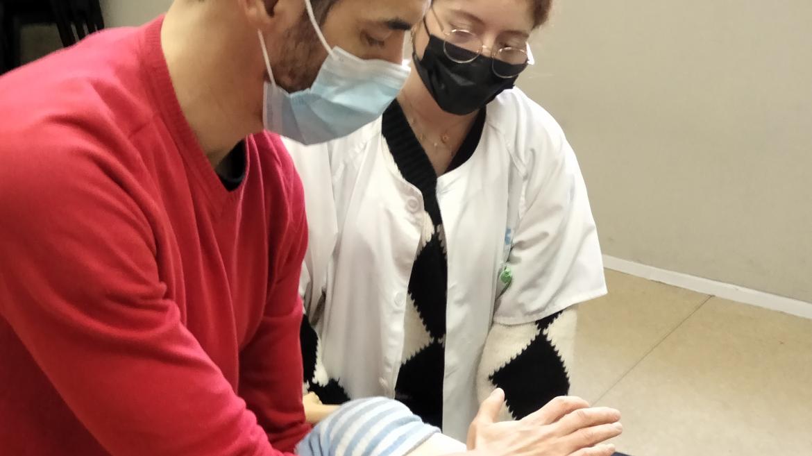 El Centro de Salud Eloy Gonzalo forma a las familias en prevención de accidentes y técnicas de reanimación