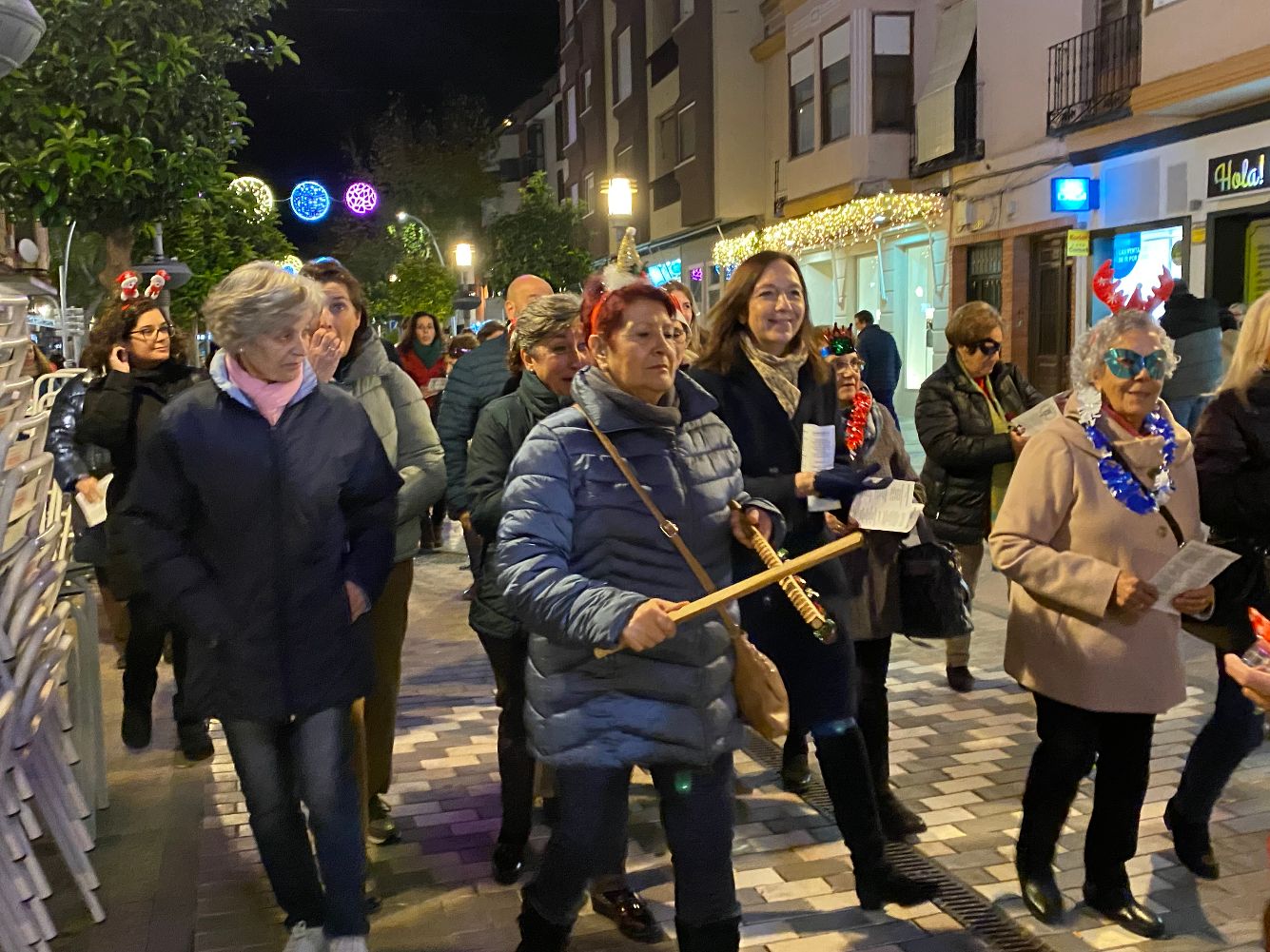 La Asociación Coros y Danzas hace la Ronda del Mantecao por el eje comercial de Alcázar
