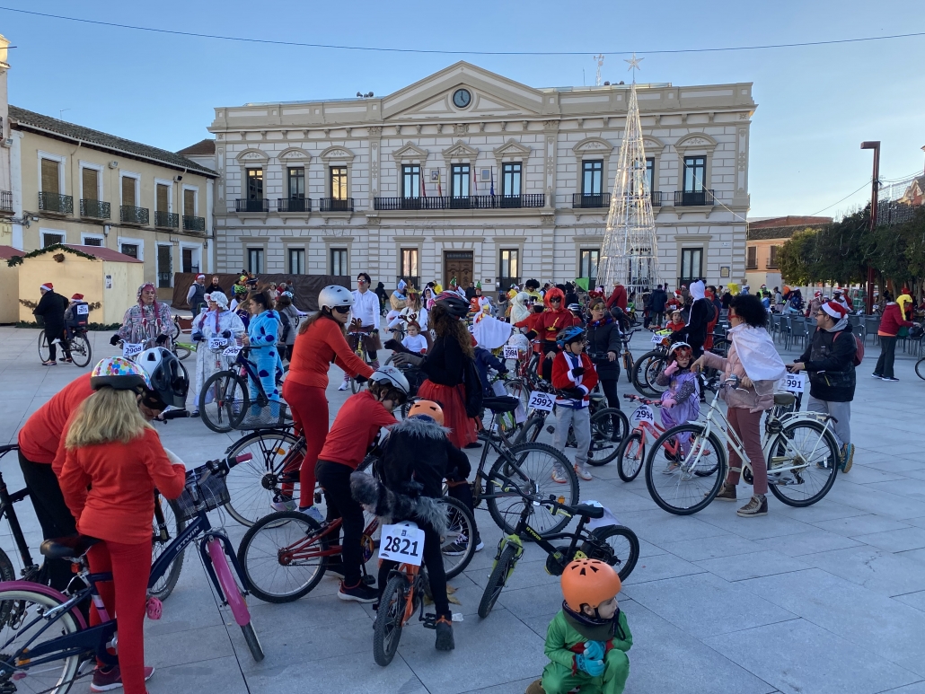 La VI Ciclalgata inunda las calles con carnaval y deporte