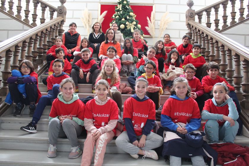 La alcaldesa de Alcázar recibe a 25 escolares del CEIP Alces