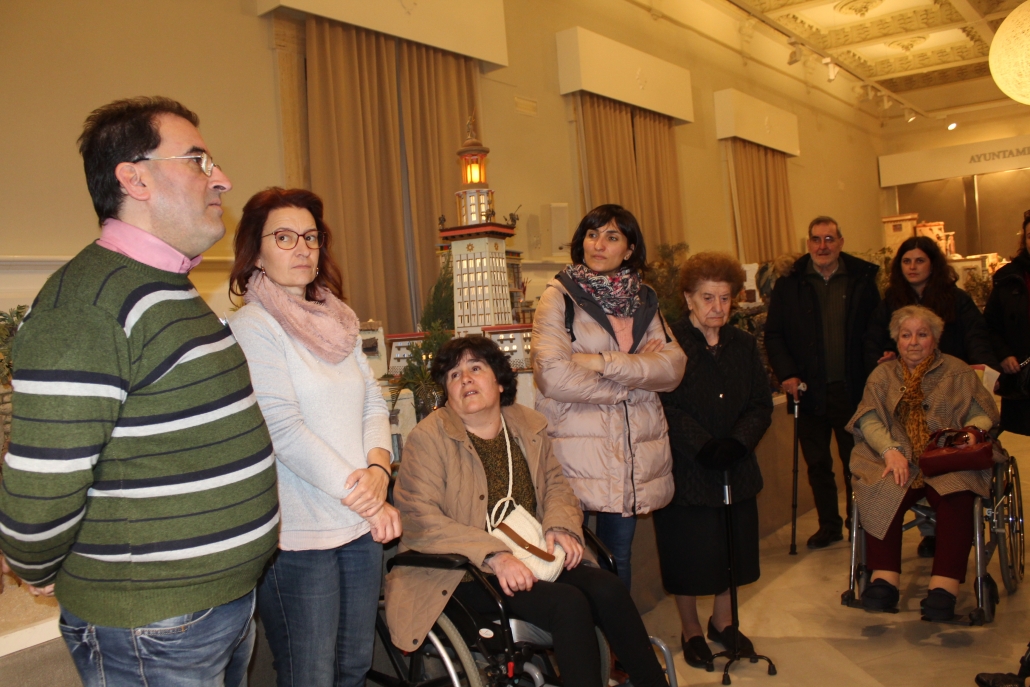 Los usuarios del Centro de Día de Mayores visitan el Belén Monumental