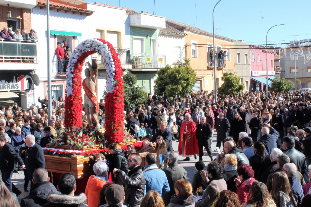 Alcázar de San Juan celebra San Sebastián con las tradiciones hogueras y la procesión con la imagen del santo en un fin de semana de bajas temperaturas