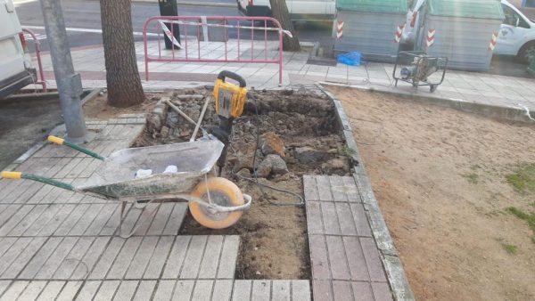 Ayuntamiento de Toledo El Ayuntamiento interviene en el acerado de la calle Dublín para su arreglo y mejora