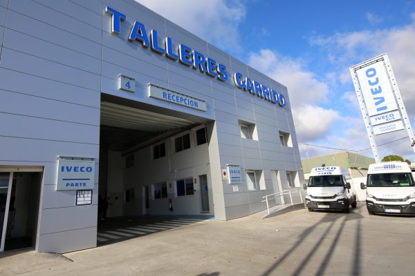 Ayuntamiento de Toledo La alcaldesa visita la ampliación de Iveco Talleres Garrido “un ejemplo del desarrollo empresarial que impulsamos”