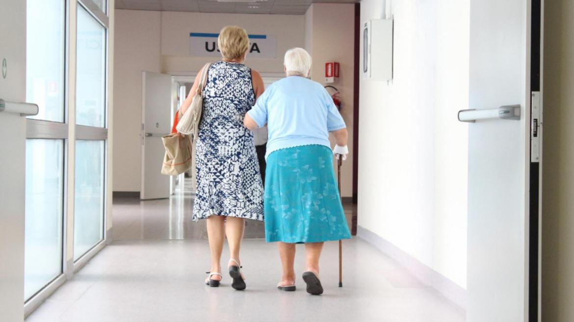 El Hospital Universitario Fundación Alcorcón pone en marcha una escuela para cuidadores de pacientes con demencia