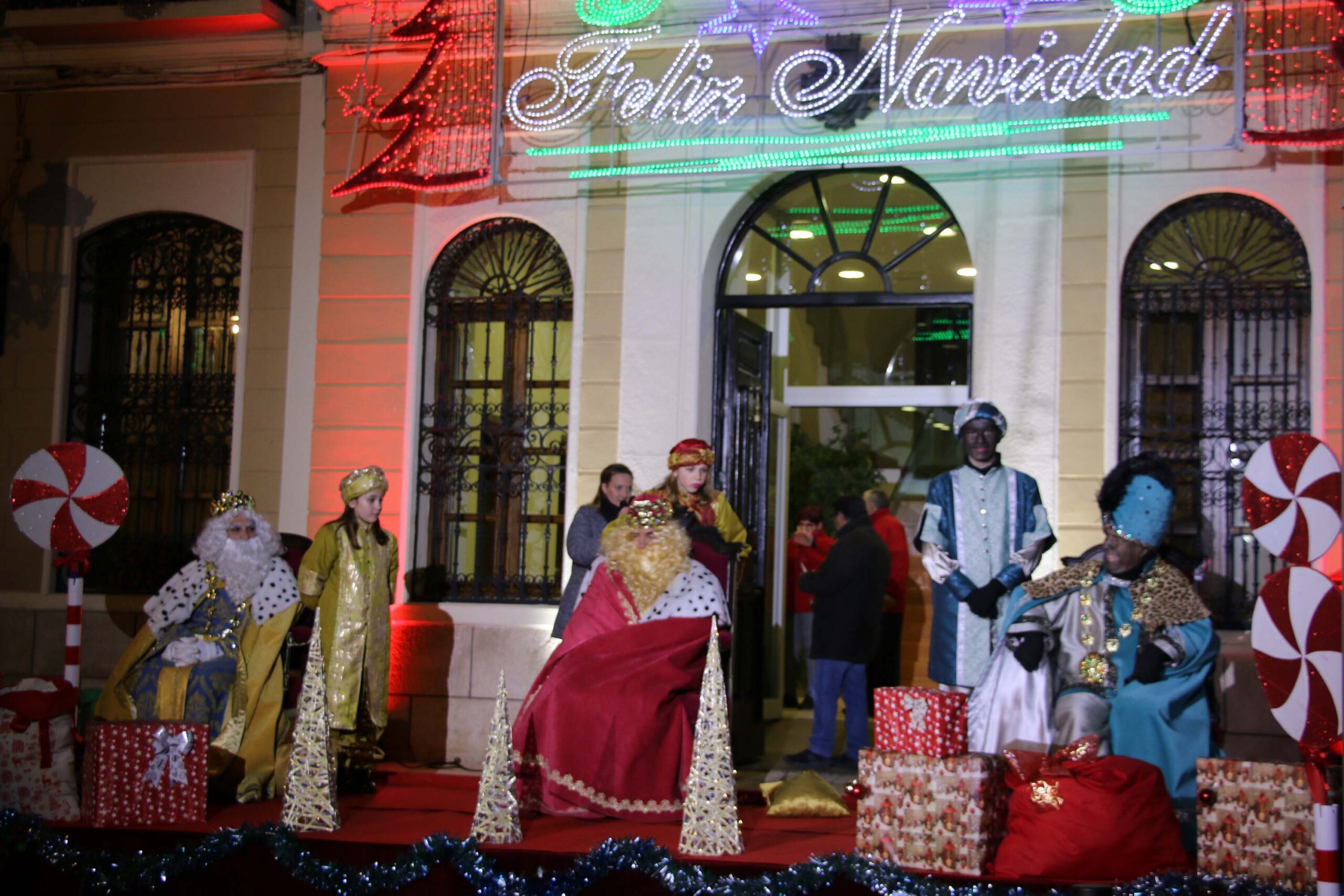 Los Reyes Magos reparten un año más magia e ilusión en Quintanar