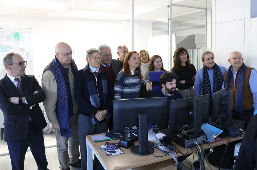 Los empresarios comprueban el funcionamiento de las cámaras de seguridad en áreas industriales
