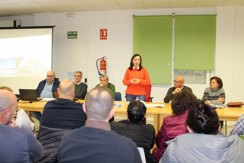 Rosa Melchor se reúne con los vecinos de La Pradera para presentar los proyectos que se llevarán a cabo en el barrio