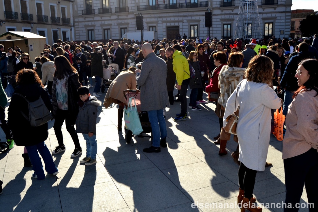 Una multitud de personas despide el año 2022 en la Plaza de España con las Uvas Solidarias