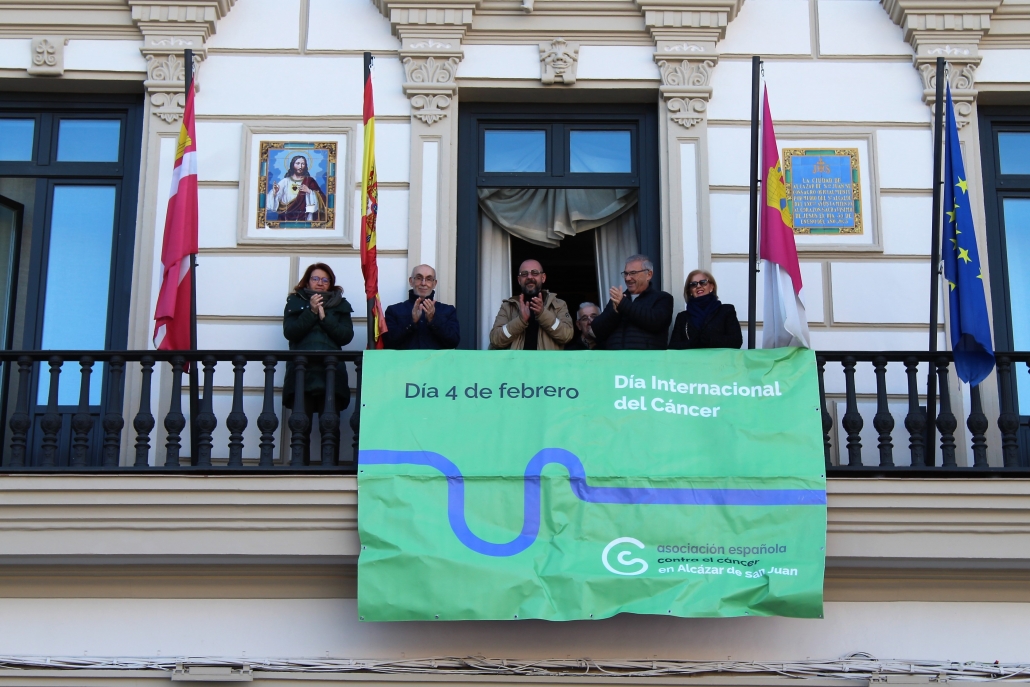Alcázar conmemora el Día Mundial contra el Cáncer con la colocación de una pancarta en la balconada del Ayuntamiento y la lectura del manifiesto institucional