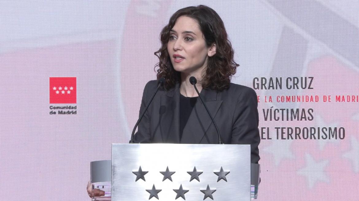 Díaz Ayuso concede la Gran Cruz a víctimas del terrorismo de Madrid: “En estos momentos, con la deformación de la historia, son un muro contra la mezquindad”