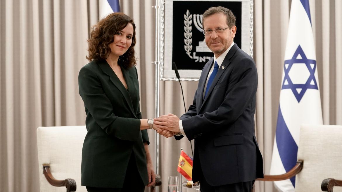 Díaz Ayuso traslada a Herzog que la decisión de Ada Colau de romper con Israel no representa ni a Cataluña ni a España: “Somos un país de acogida”
