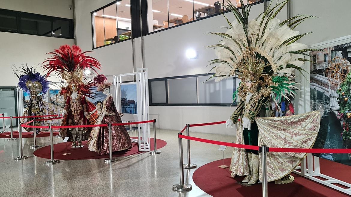 El Carnaval de Venecia llega al Hospital 12 de Octubre de la mano de uno de sus profesionales que diseña y confecciona sus propios trajes