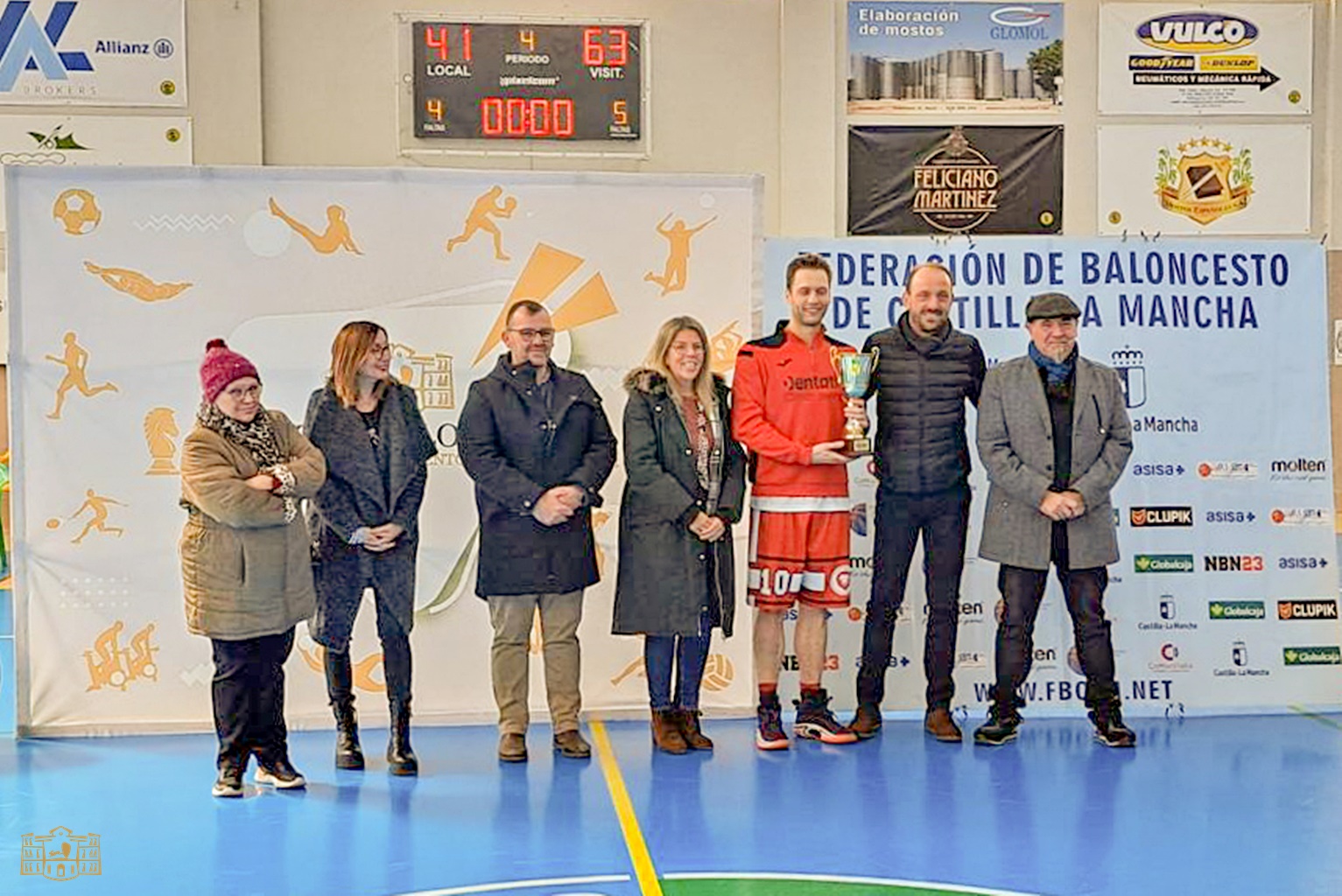 Inmaculada Jiménez entrega la Copa de 1ª Autonómica al Puertollano Dentatis
