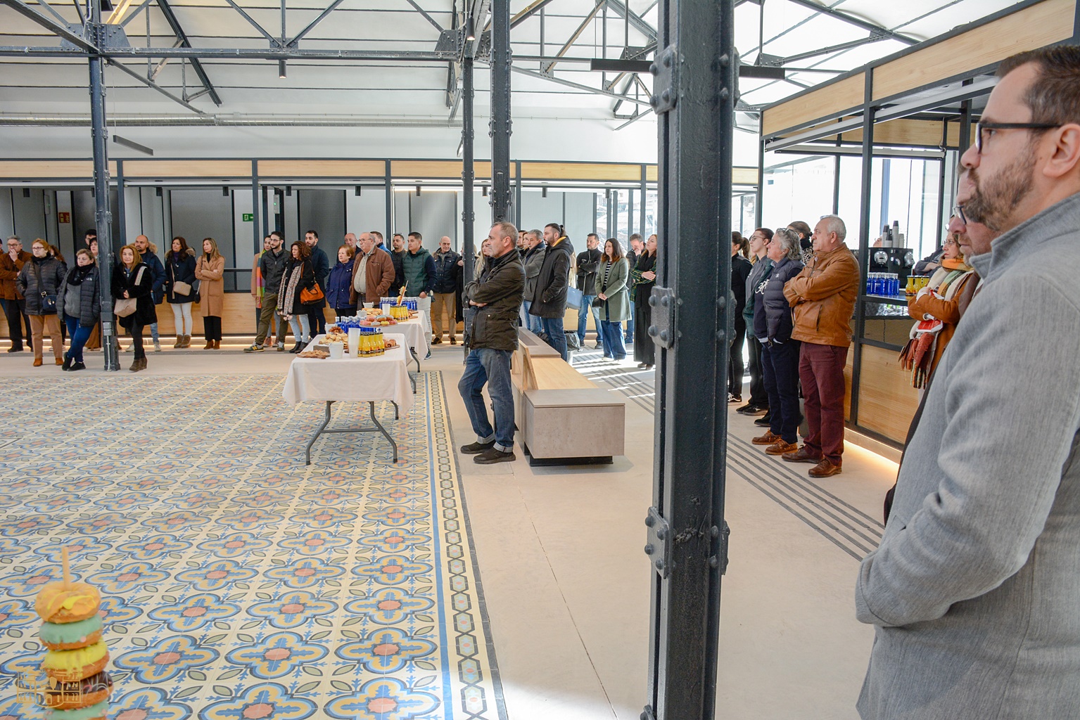 La alcaldesa expone al sector hostelero las posibilidades del recién rehabilitado Mercado de Abastos