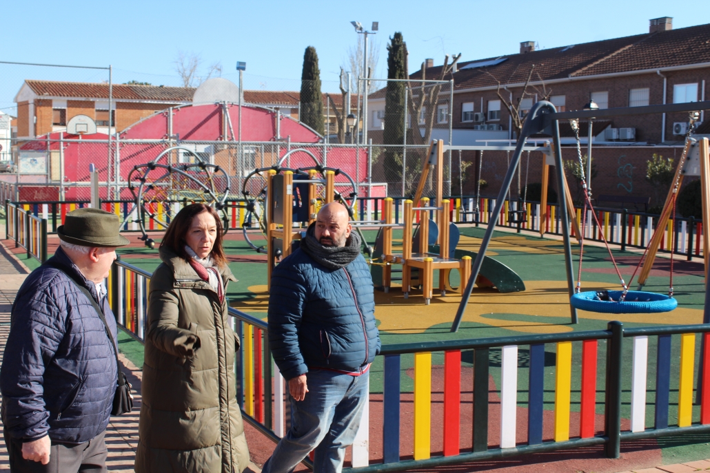 Rosa Melchor visita el remodelado parque infantil de la Plaza Avelino Manzano