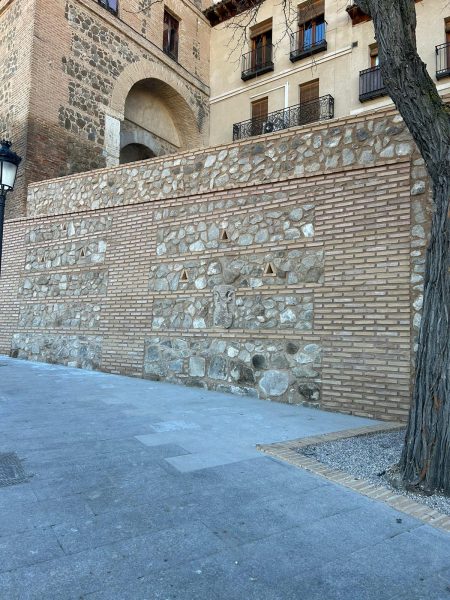 Ayuntamiento de Toledo El Ayuntamiento completa la reparación del muro de la calle Real del Arrabal que hoy ha visitado la alcaldesa