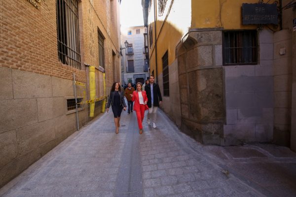 Ayuntamiento de Toledo La alcaldesa supervisa el estado final del eje La Plata – San Vicente donde el Ayuntamiento ha adecentado siete calles