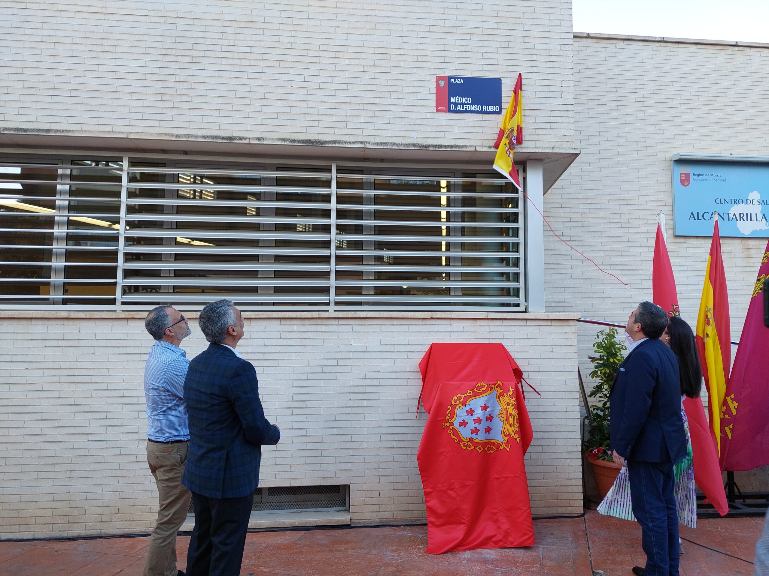 El Ayuntamiento dedica la plaza junto al centro de salud Alcantarilla-Casco a la memoria del médico Alfonso Rubio