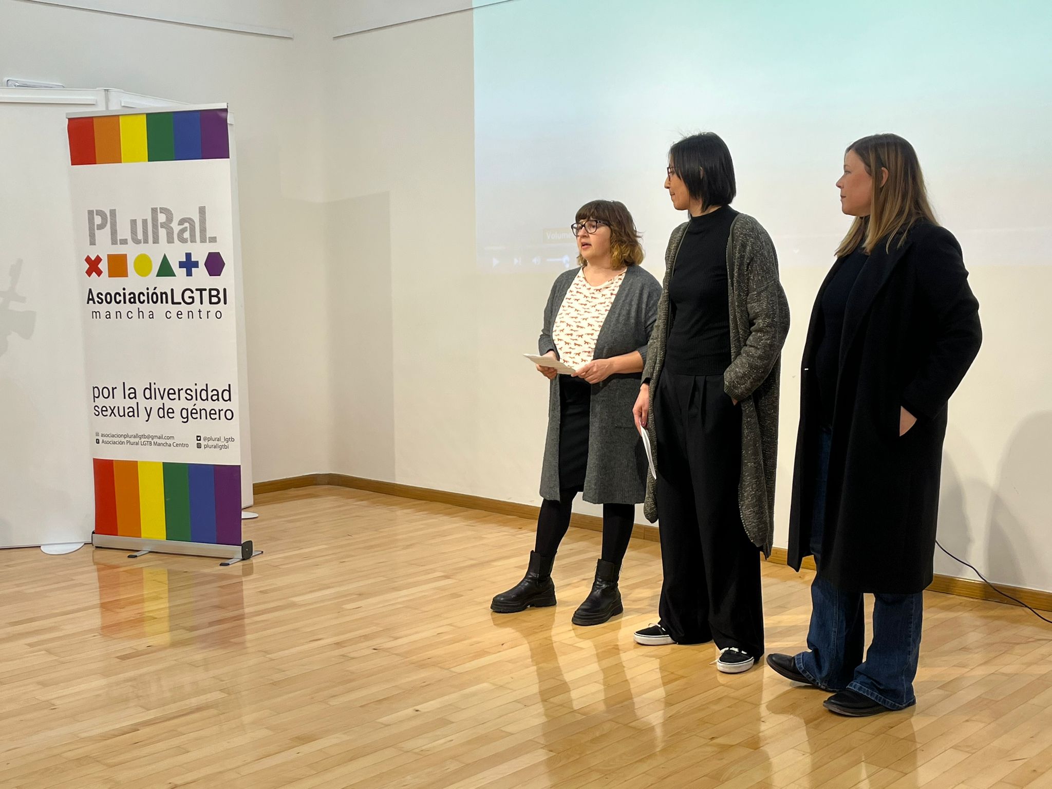 El colectivo LGTBI acude a la Casa de Cultura para la proyección del documental “Amar en libertad”,