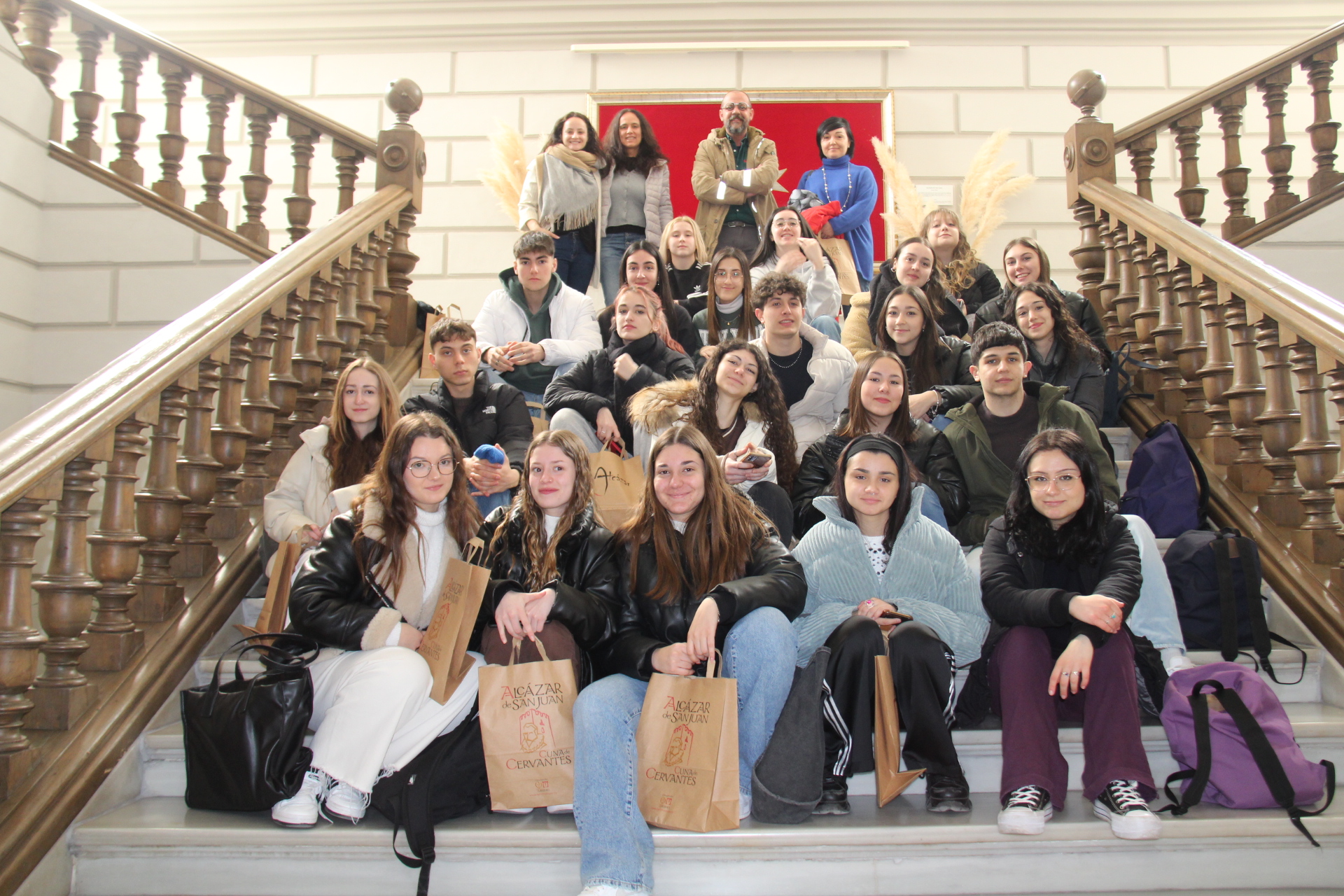 El concejal de Educación recibe en el Salón Noble a los estudiantes italianos de intercambio