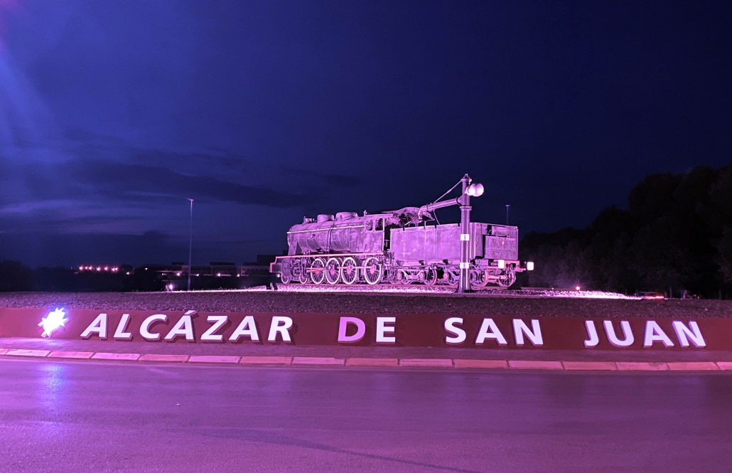Iluminación de color morado por el 8M