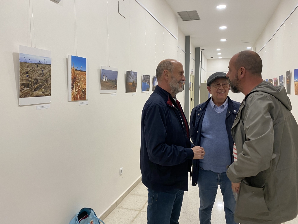 Inaugurada en la Casa de Cultura la exposición itinerante de fotografía de la Asociación Luz de La Mancha