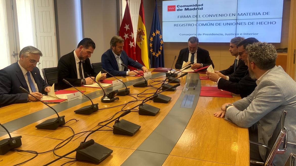 La Comunidad de Madrid acuerda con seis ayuntamientos la creación de una base de datos común de uniones de hecho