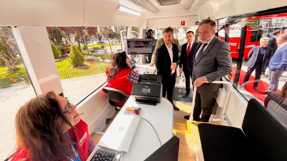 La Comunidad de Madrid estrena el Servicio de Oficinas Móviles que facilita los trámites administrativos a los ciudadanos