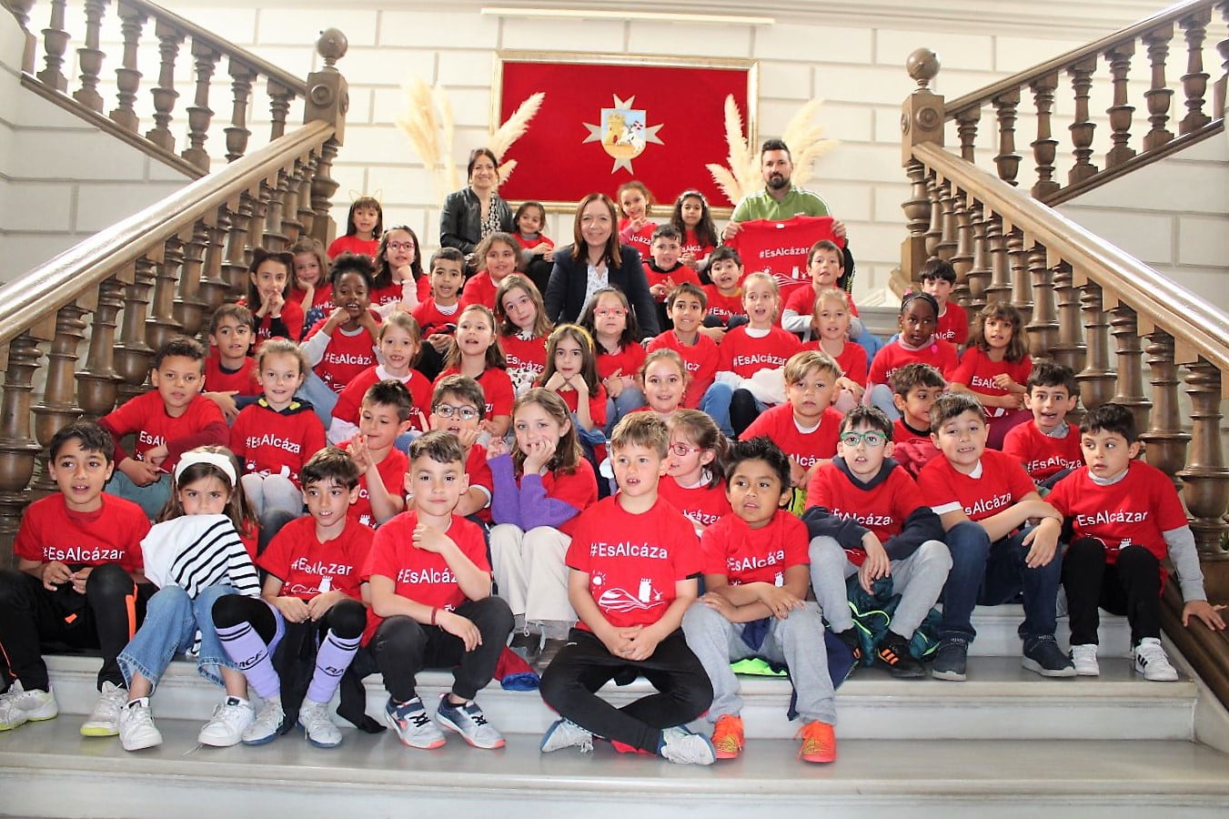 La alcaldesa de Alcázar de San Juan recibe a un grupo de escolares del CEIP Jesús Ruiz en su visita al Ayuntamiento