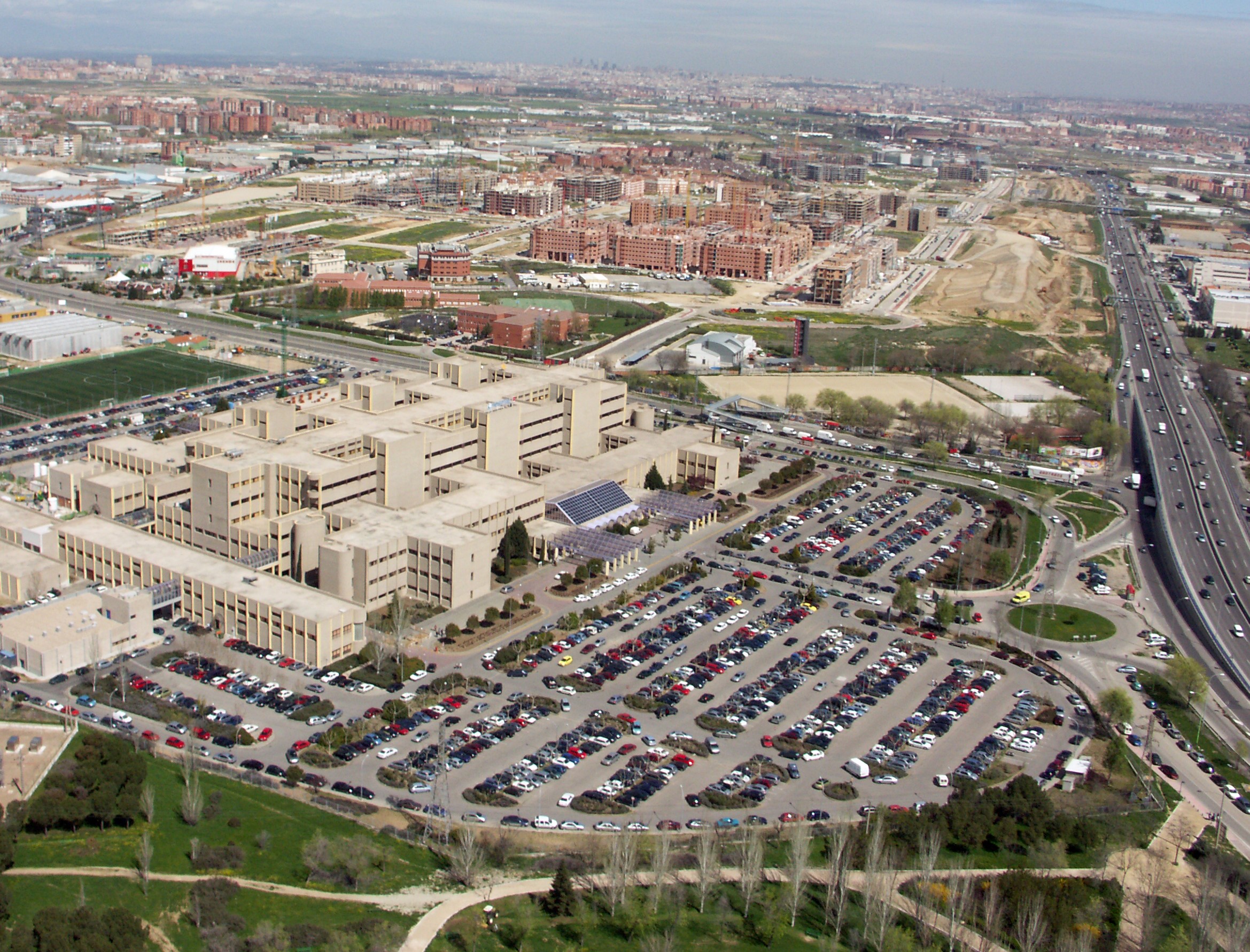La alcaldesa insiste al gerente del Hospital sobre la ampliación de 500 plazas de aparcamiento
