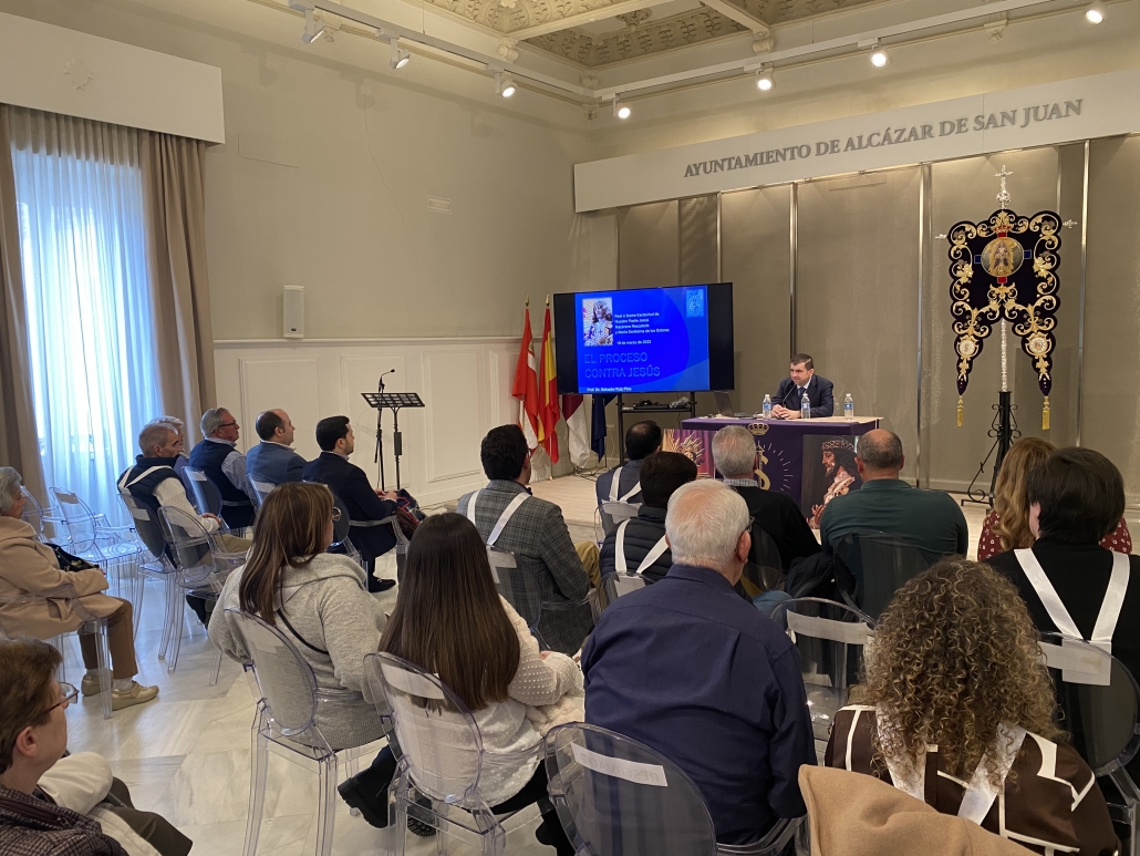 La conferencia “El juicio de Jesús” de Salvador Ruiz Pino llena el Salón Noble de Alcázar de San Juan