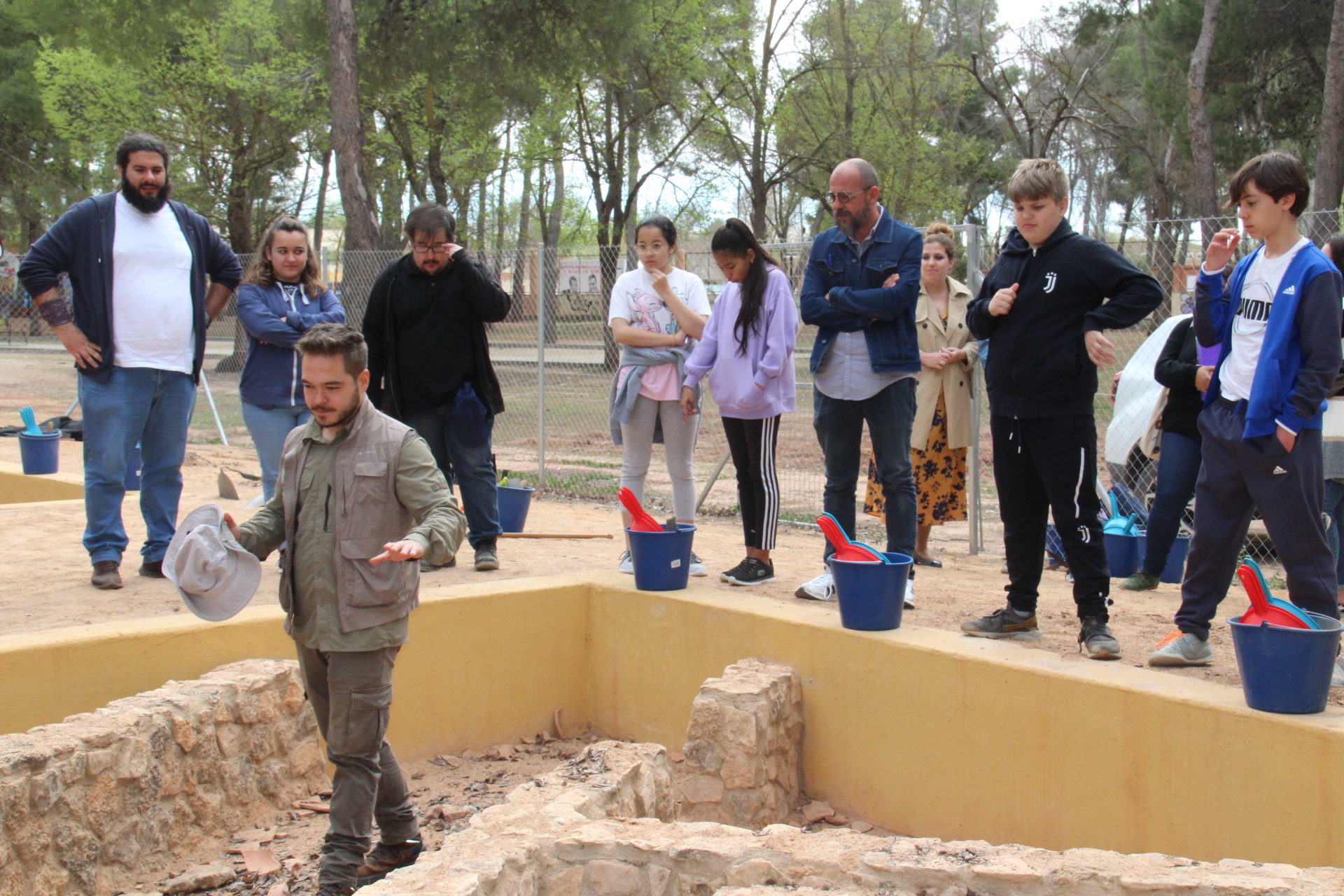Los alumnos de la ESO del IES Miguel de Cervantes realizan un taller en el arqueódromo del Parque Alces