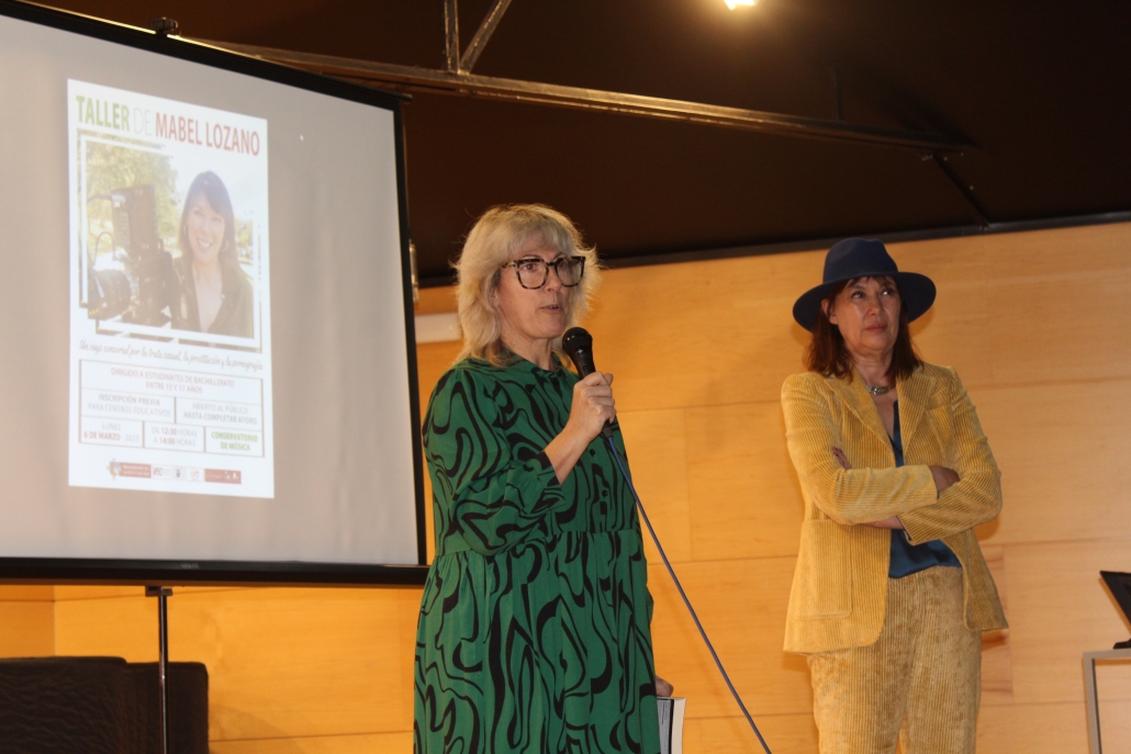 Mabel Lozano imparte un taller sobre trata sexual, prostitución y pornografía para estudiantes de bachillerato con motivo del 8M