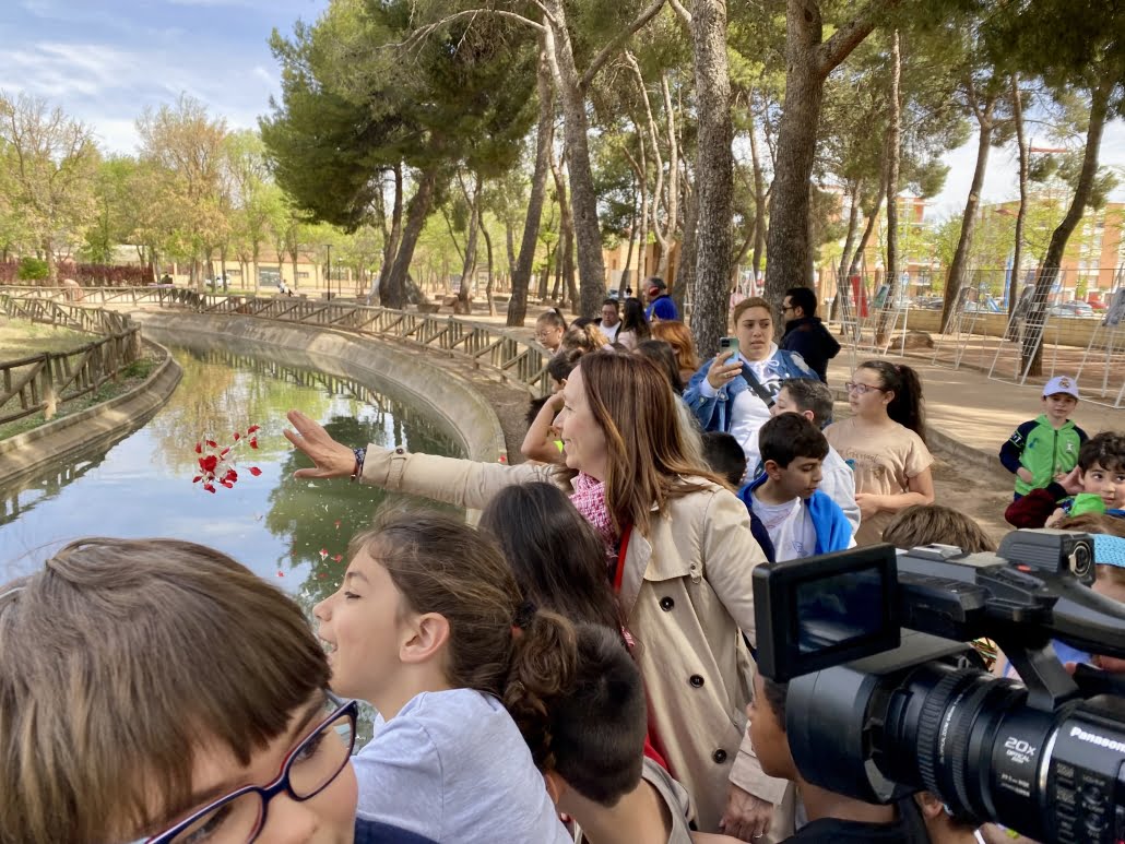 Alcázar de San Juan celebra el Día Internacional del Pueblo Gitano con un acto sencillo y emotivo en el Parque Alces