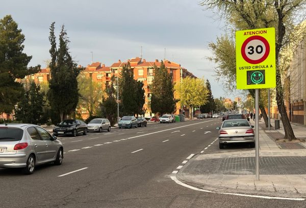 Ayuntamiento de Toledo El Ayuntamiento instala radares pedagógicos en el barrio del Polígono, petición vecinal para educar a la ciudadanía