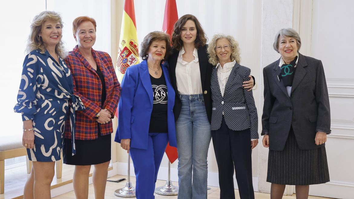 Díaz Ayuso recibe a la Asociación del Secretariado Profesional de Madrid coincidiendo con su 35o aniversario