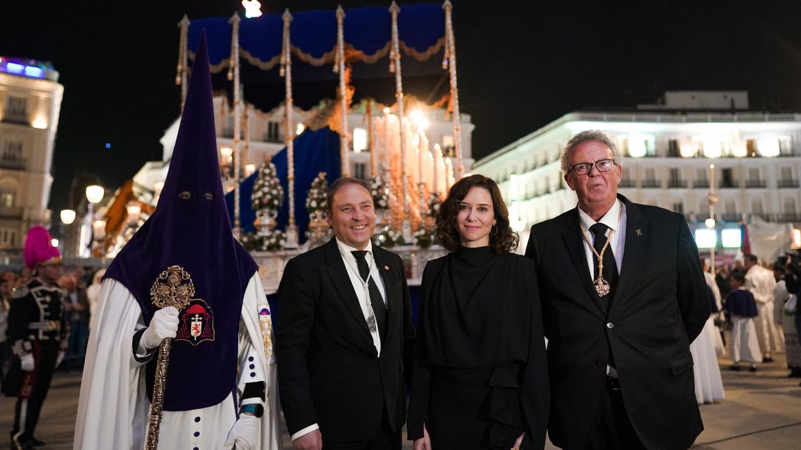 Díaz Ayuso recibe a la procesión de Nuestro Padre Jesús de la Salud y María Santísima de las Angustias