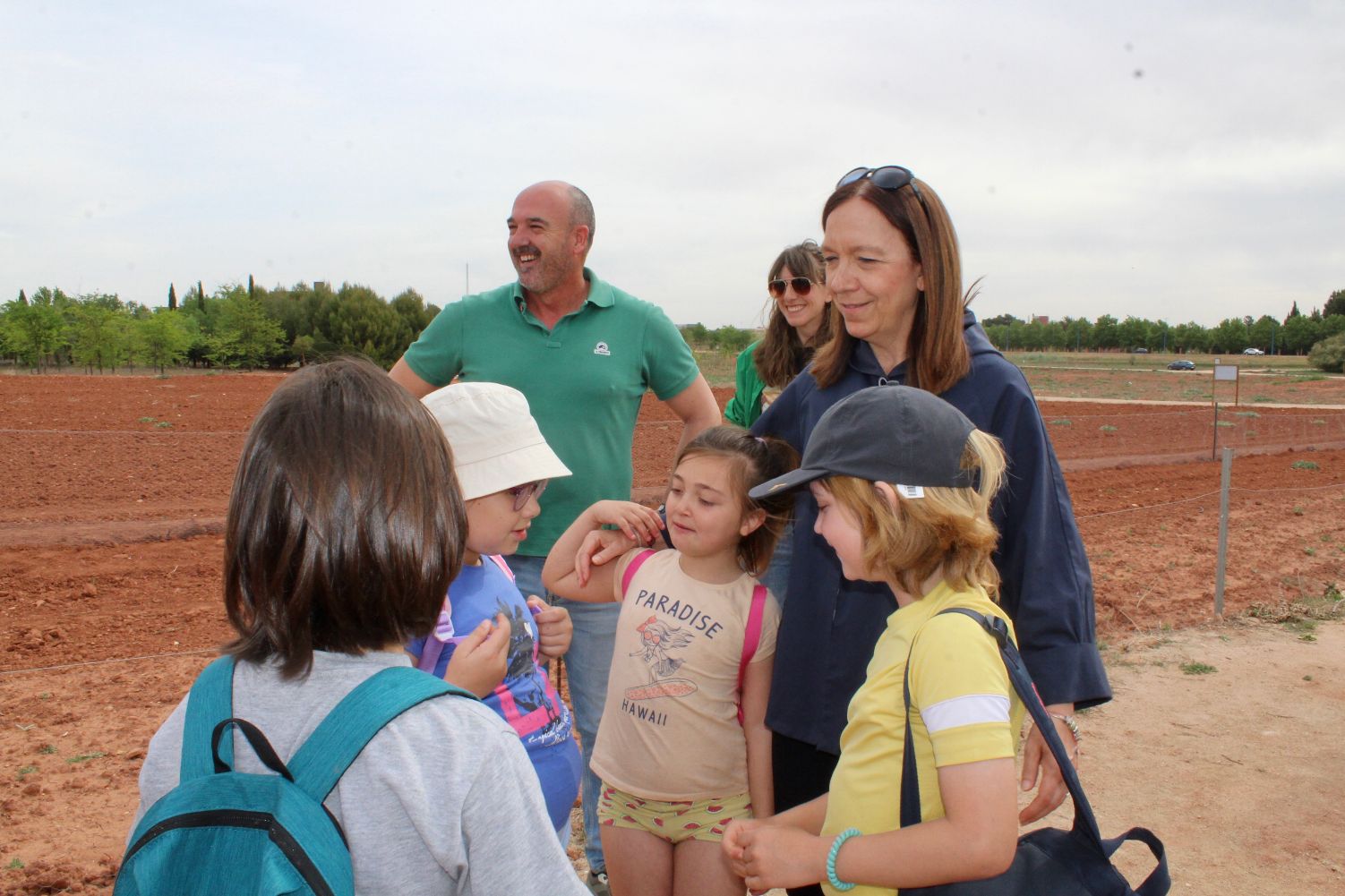 El Aula Agrícola recibe las visitas de escolares para plantar y recolectar productos autóctonos