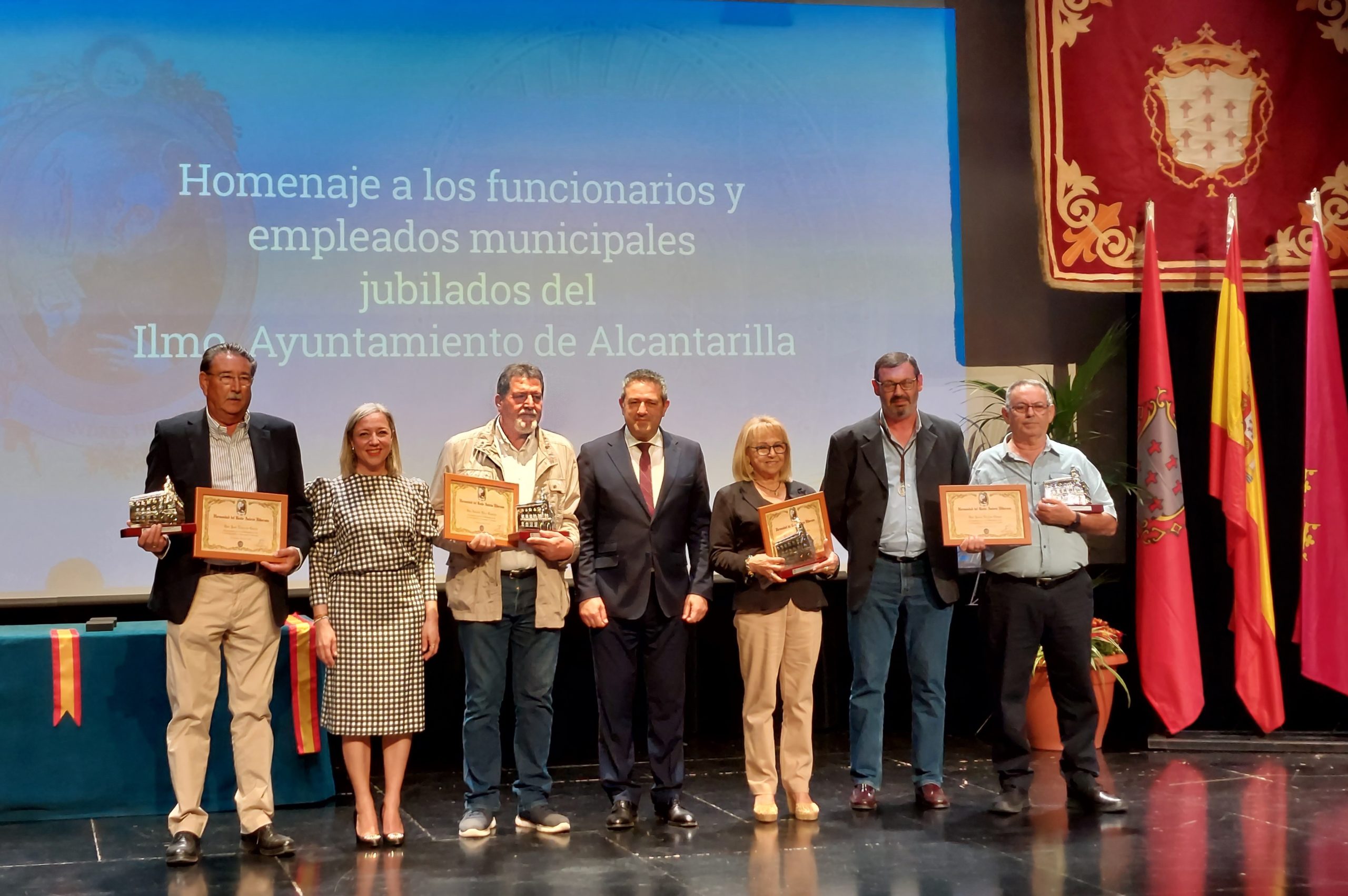 El Ayuntamiento homenajea a empleados ejemplares, funcionarios jubilados y policías locales el día de su patrón
