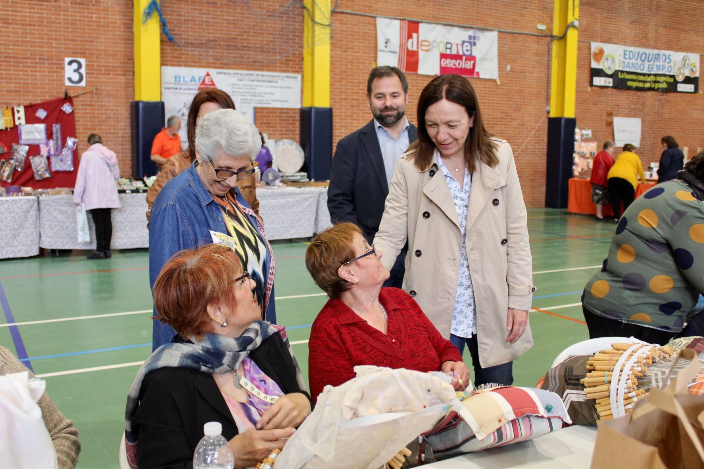 El XXII Encuentro de Encajeras congrega a cerca de 200 personas en el Pabellón Picasso