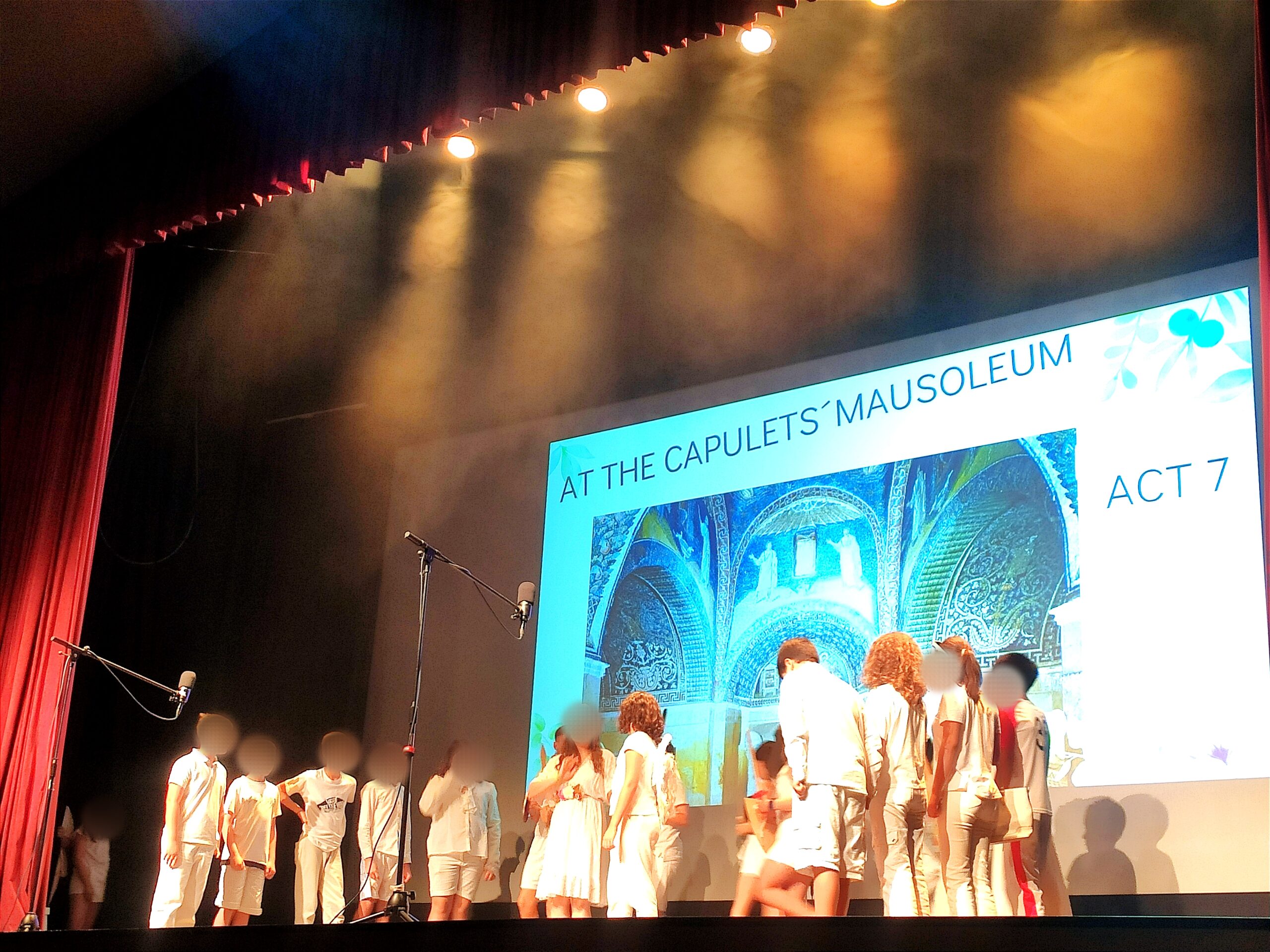 LOS NIÑOS DE SEXTO DE PRIMARIA REPRESENTAN “ROMEO AND JULIET”