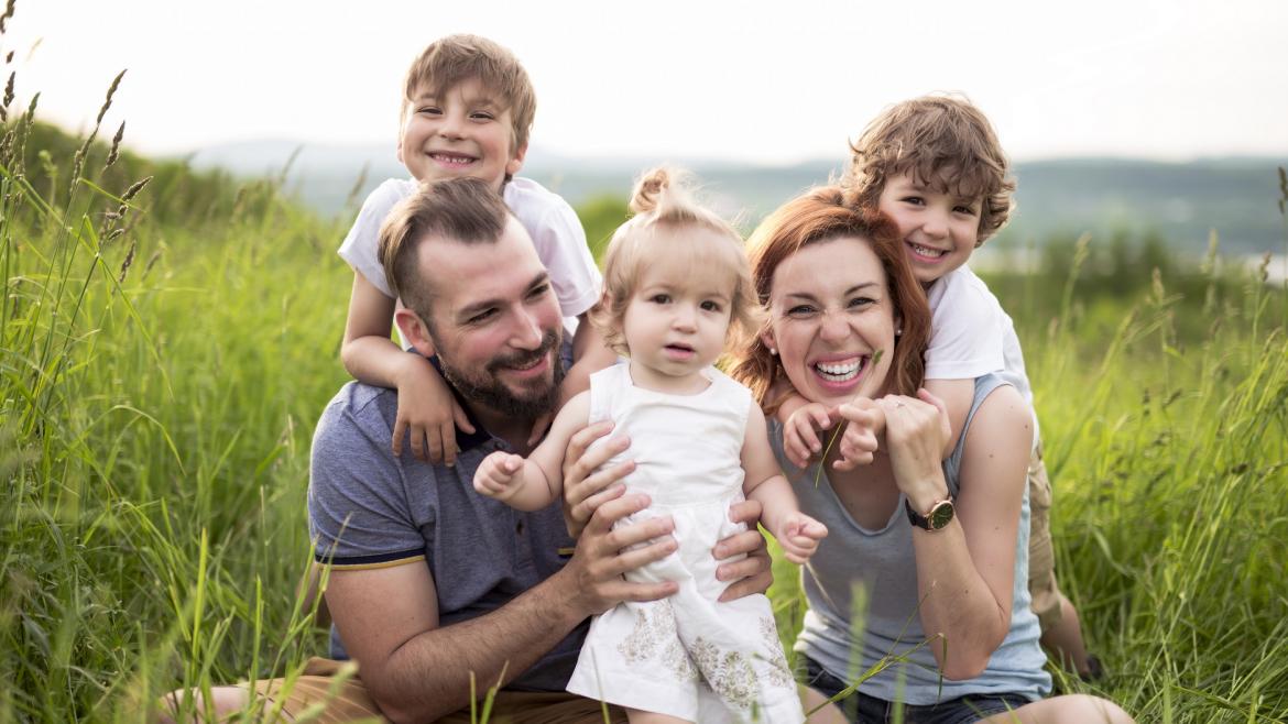 La Comunidad de Madrid aprueba la renovación automática del título de familia numerosa hasta que el menor de los hijos cumpla 26 años