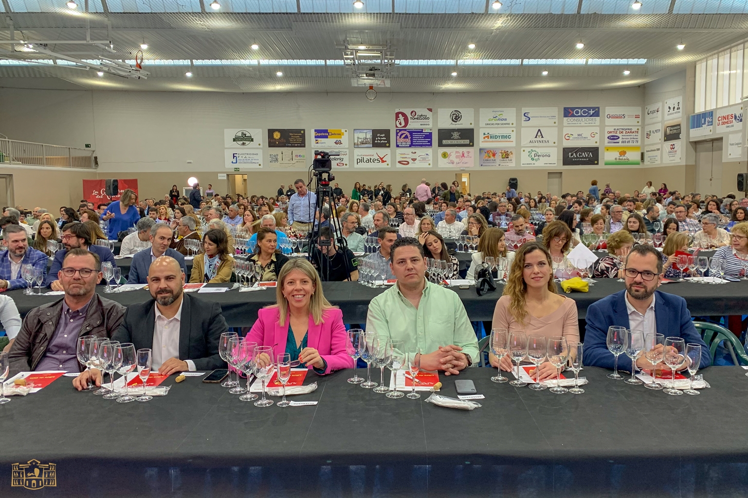 La alcaldesa asiste a la cata de “La Cultura del Vino”, dirigida por María Morales, en la que participaron 500 personas