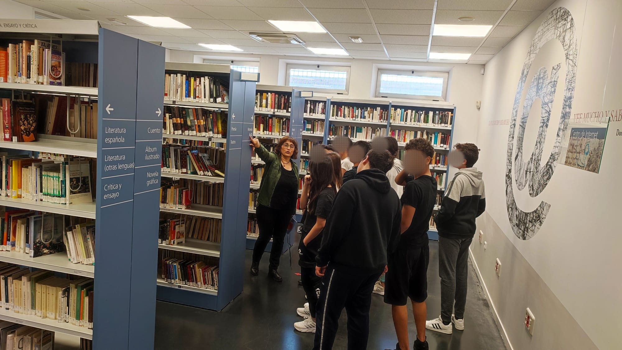 Alumnos de 2º de la E.S.O. del Instituto Infante de Don Fadrique y los del área de educación y atención temprana de Asprodiq visitan la Biblioteca de Quintanar