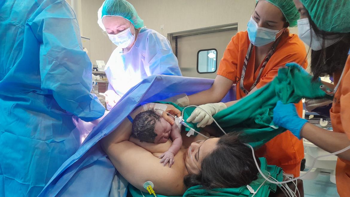 El Hospital del Henares incorpora el contacto "piel con piel" en los partos por cesárea