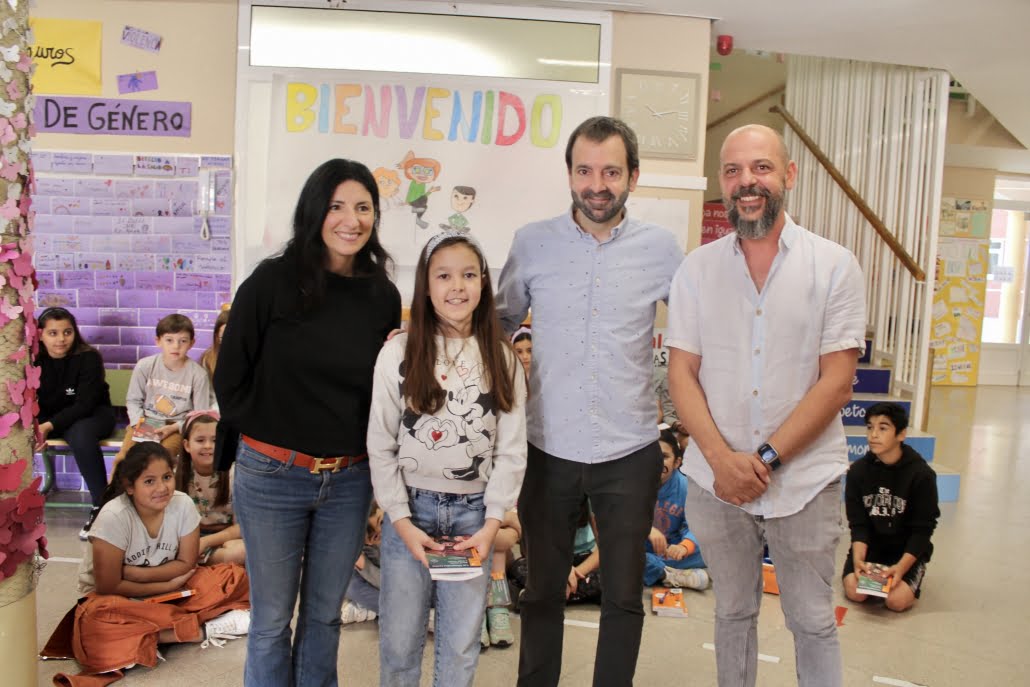 El escritor de novela infantil y juvenil David Lozano visita el CEIP Gloria Fuertes para apadrinar a Alejandra León como finalista del juego “Pequeños gigantes de la lectura”