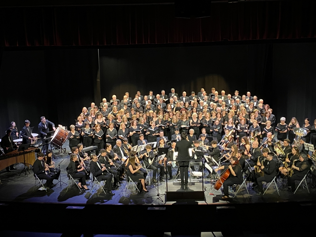 Gran debut del Orfeón Manchego en el Teatro Emilio Gavira