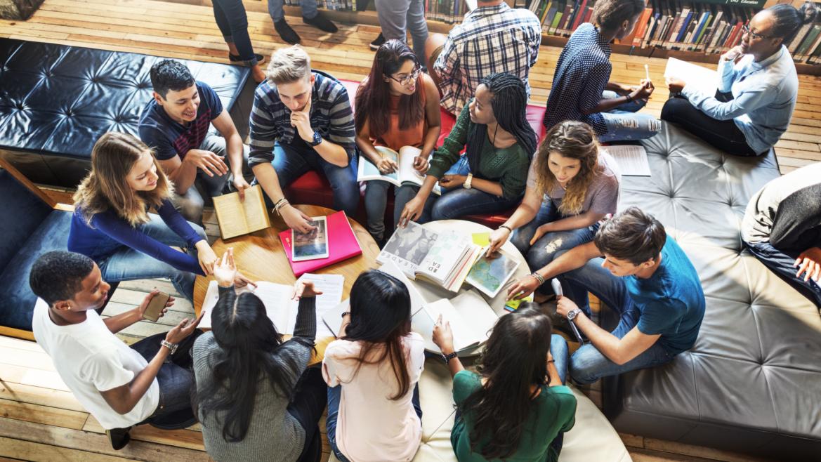 La Comunidad de Madrid abre el plazo para solicitar ayudas de ampliación de estudios en el extranjero durante el curso 2022/23